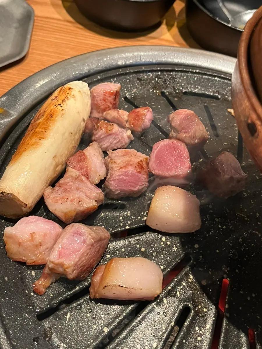 숯불에 구워지는 동글동글한 흑돼지 목살