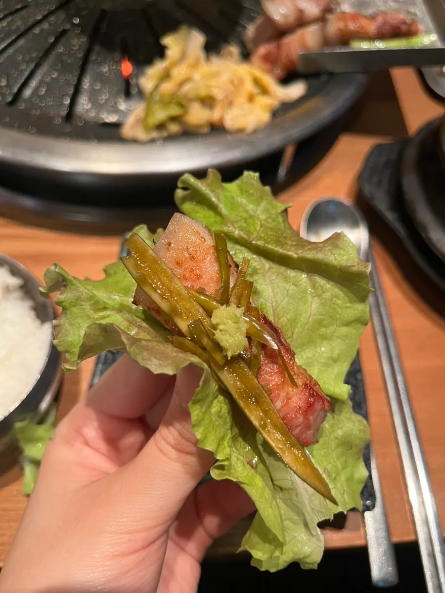 다 익은 오겹살과 목살이 함께 놓인 철판