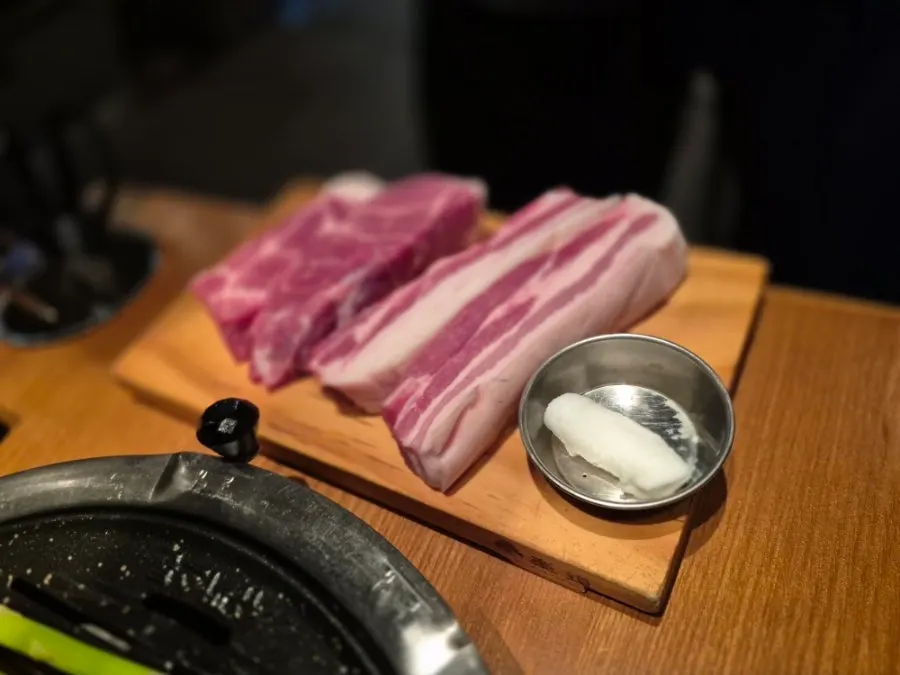 장아찌와 소스가 놓인 반찬 세팅