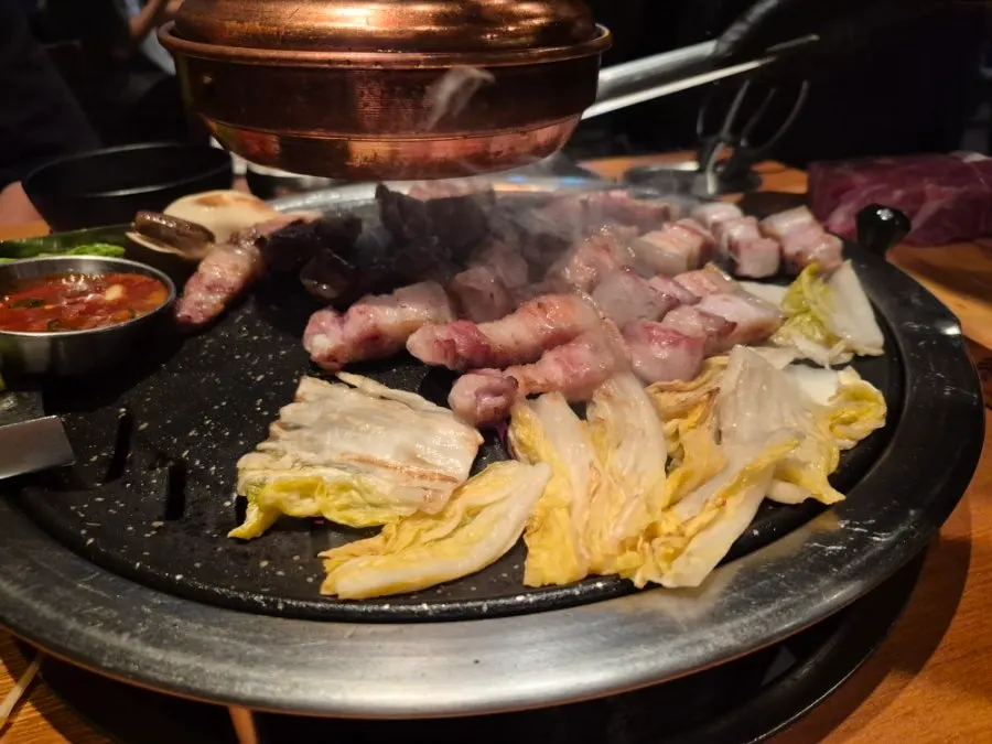숯불 위에서 구워지는 흑돼지 오겹살