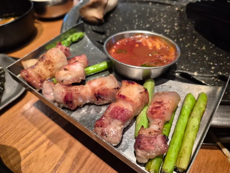 백김치와 아스파라거스를 함께 구운 불판