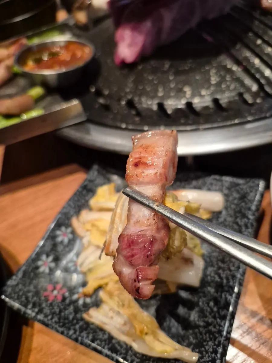 먹기 좋게 구워진 흑돼지 오겹살 클로즈업