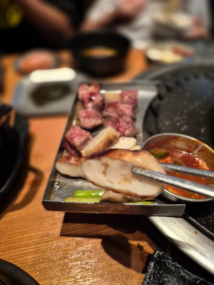 먹기 직전의 흑돼지 목살 한 점
