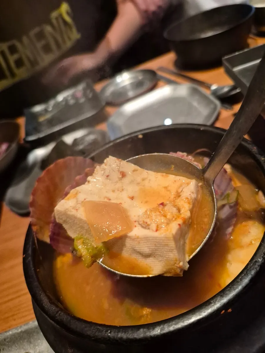 공기밥과 함께 먹는 된장찌개 한 숟가락