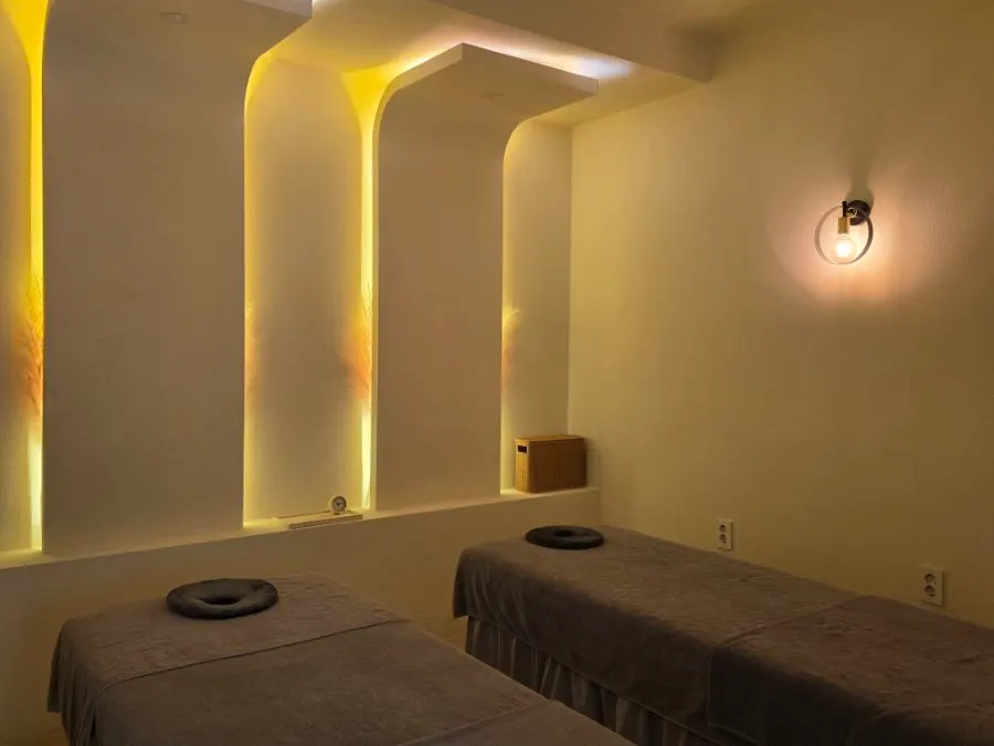 Couple room with two treatment beds