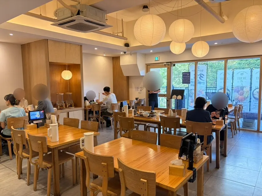 깔끔하고 따뜻한 분위기의 칠성제면소 수지점 내부