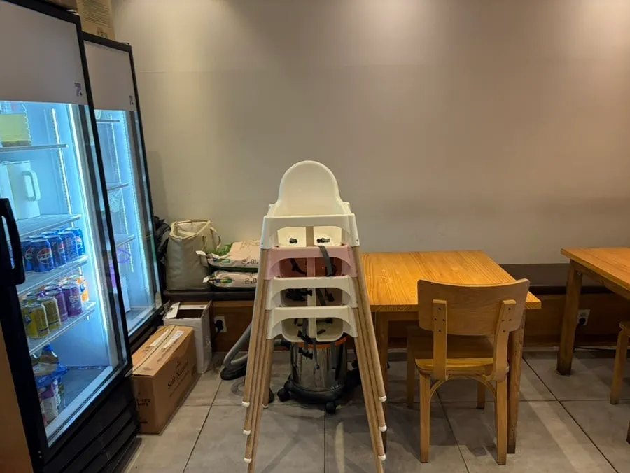 유아식기와 집기를 가져다 쓸 수 있는 셀프바