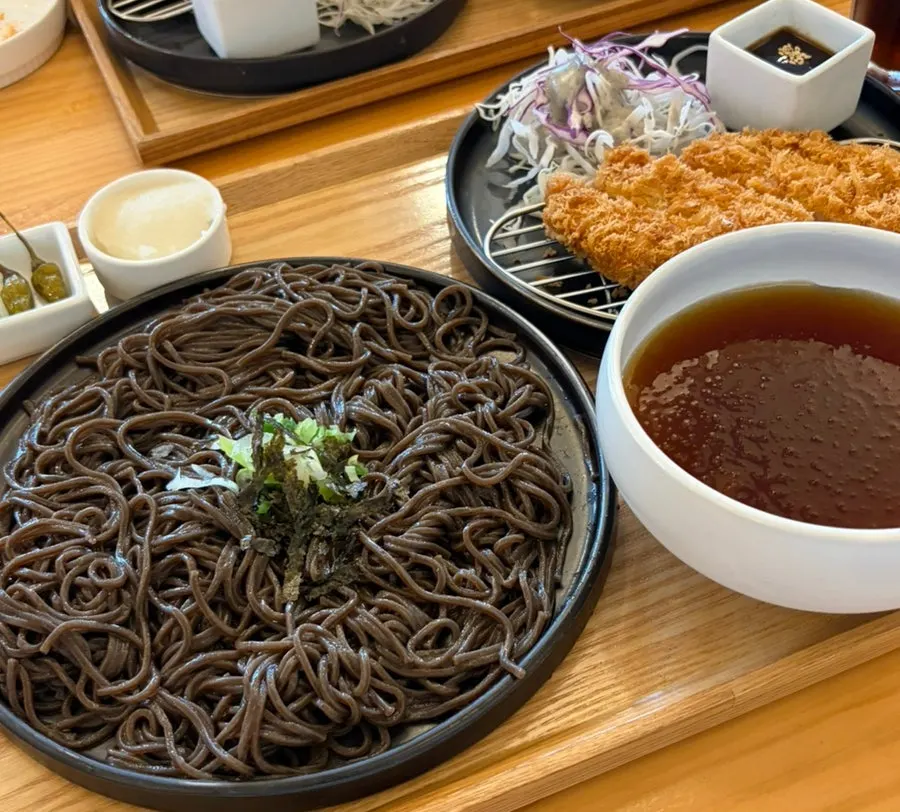 소바정식과 쫄면정식이 함께 차려진 두 사람 상차림