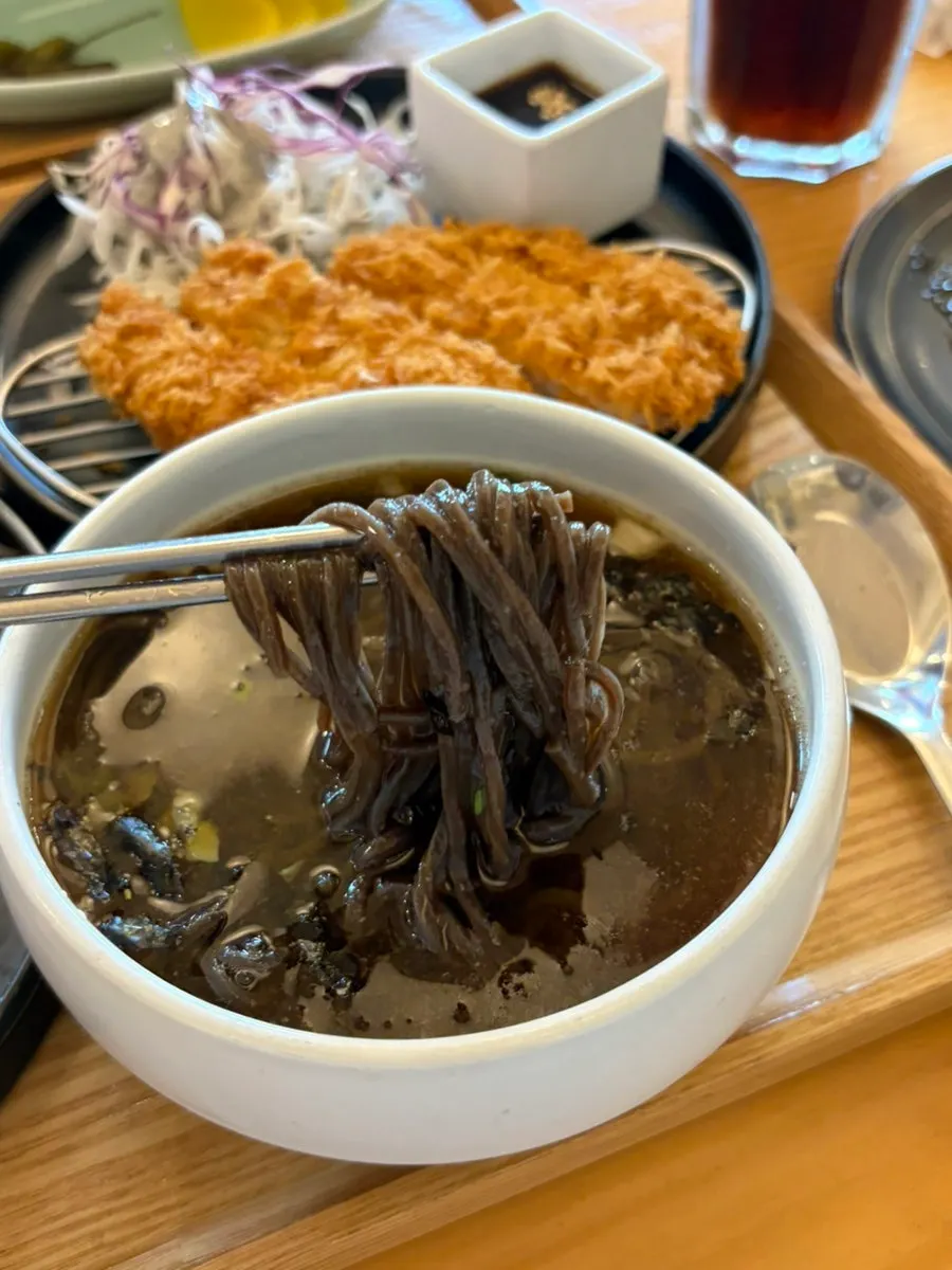 메밀소바 국물과 무, 와사비 구성