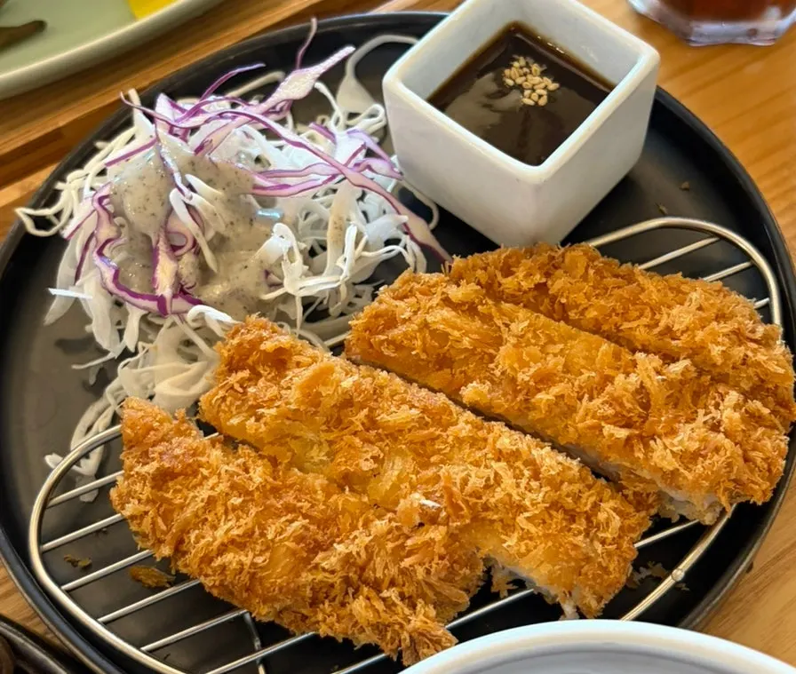 소바 국물에 메밀면을 담그는 모습