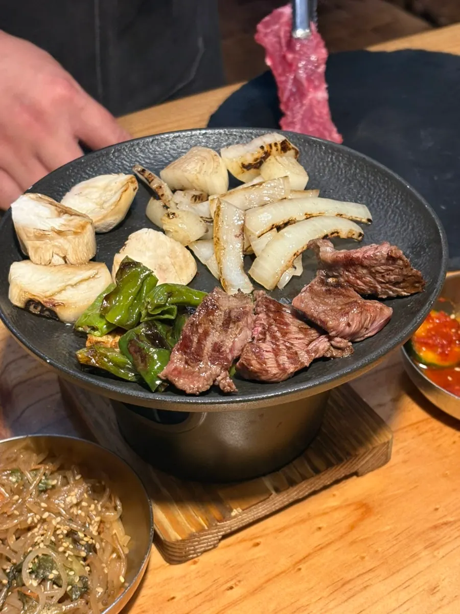 Flower sirloin with side dishes