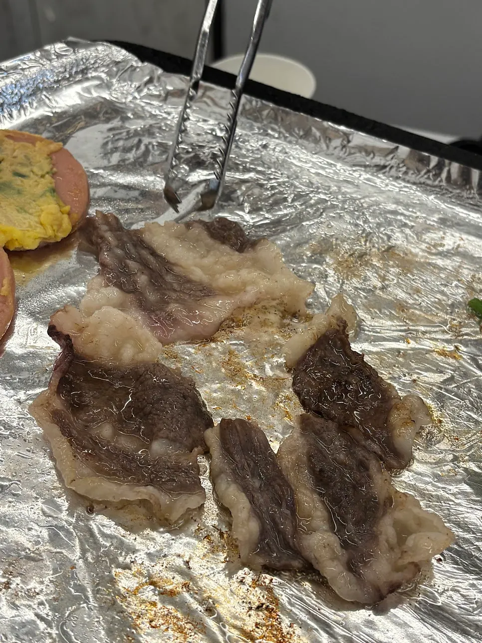 烤好的牛胸肉与芝麻酱