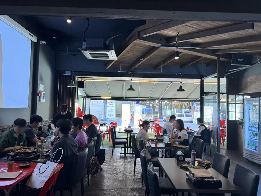 Yesulgwan interior with generously spaced tables