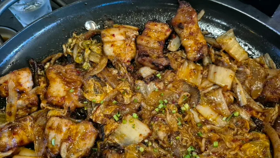 Sizzling stir-fried pork belly kimchi grill