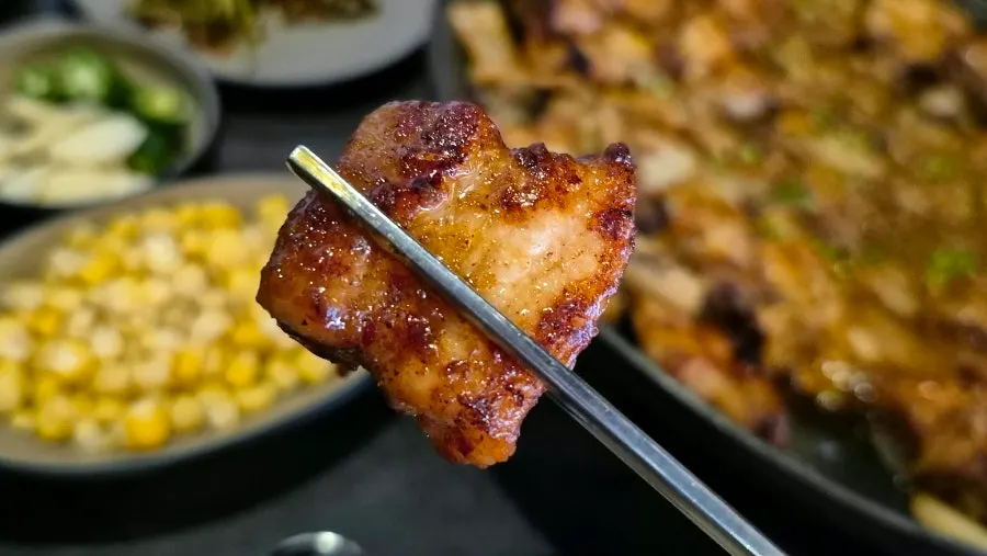 Thick pork belly and stir-fried kimchi