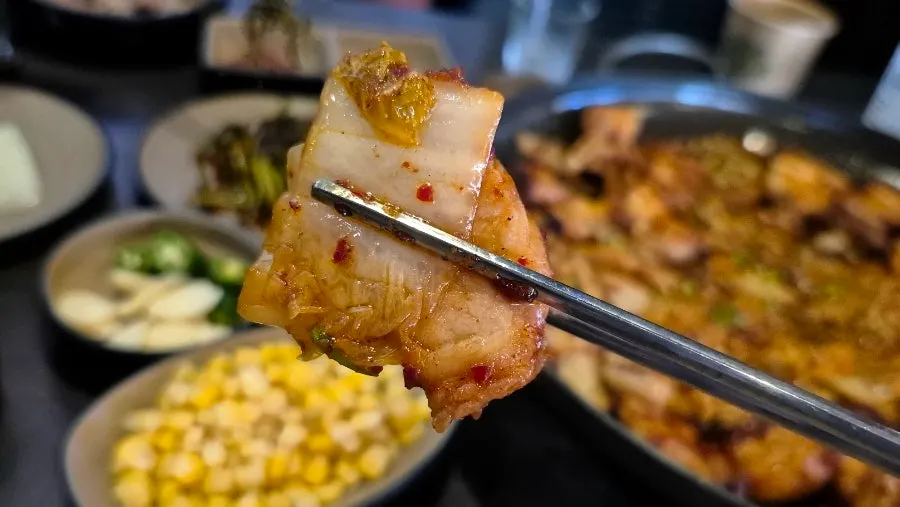 Golden-browned pork belly kimchi grill