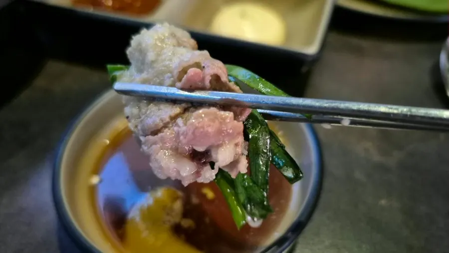 Meat and chives with mustard soy sauce