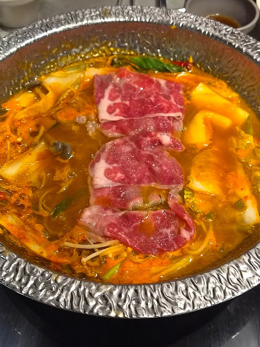 채소를 끓인 샤브샤브 냄비