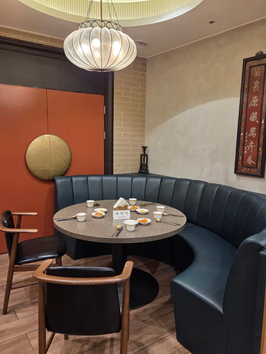 Interior of Seongung with spacious tables