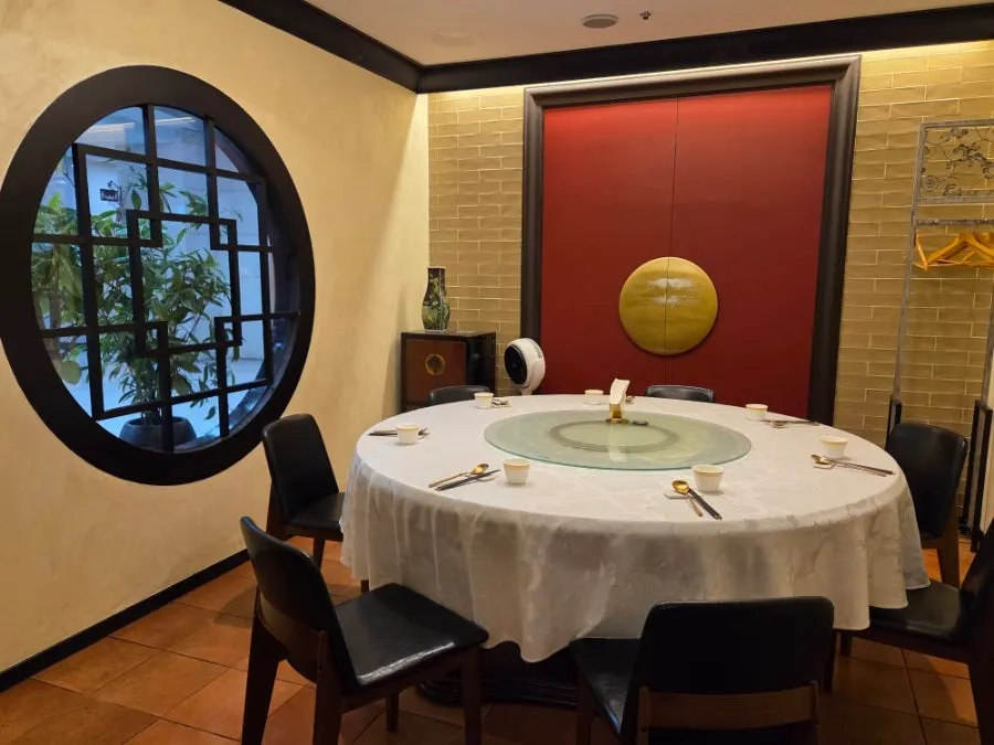 Interior of a Seongung room used for group seating