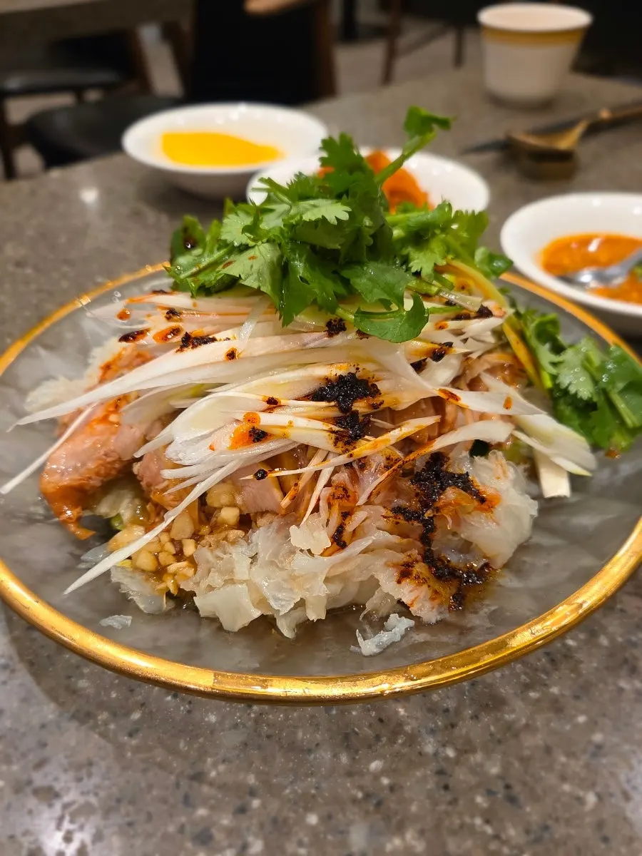 Shandong xiaoji served with garlic sauce and chili oil