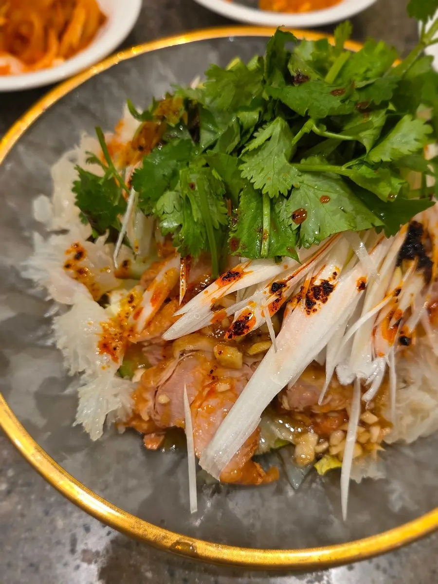 Shandong xiaoji topped with sesame jimajang sauce