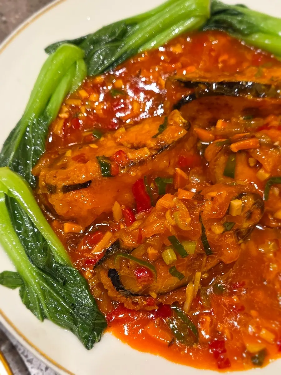Close-up of the eoyang sauce with mushrooms and carrots