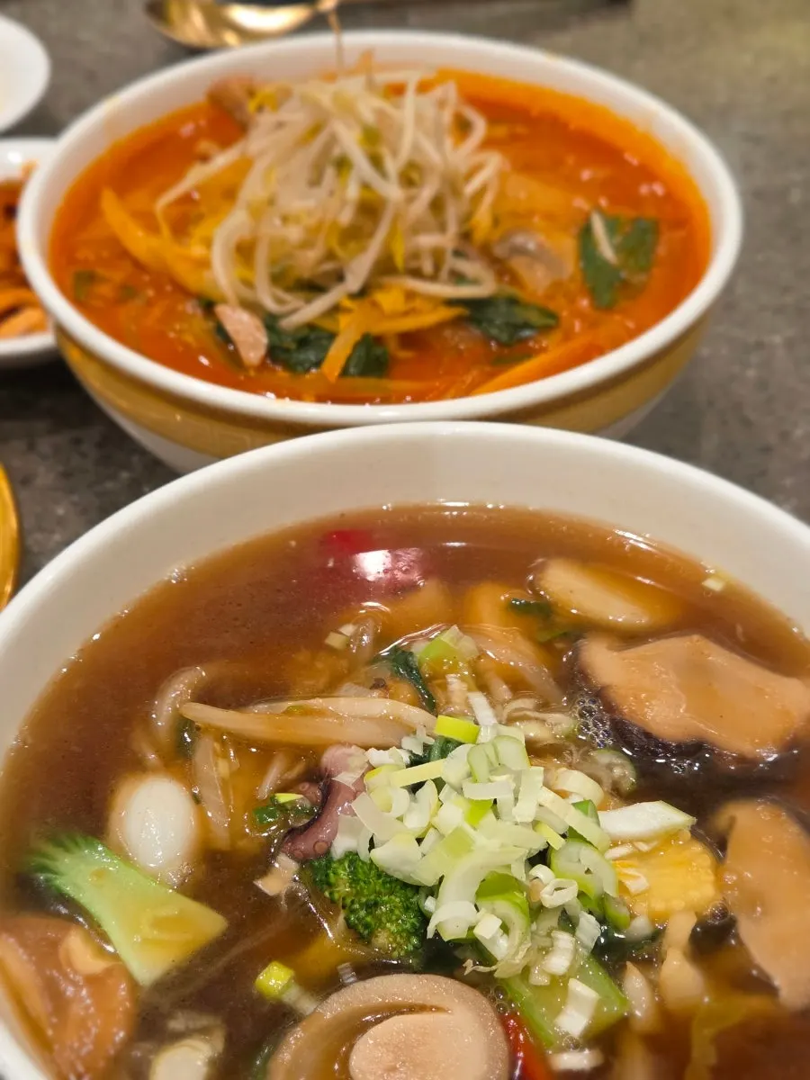Paljin tangmyeon and chadol jjamppong served together