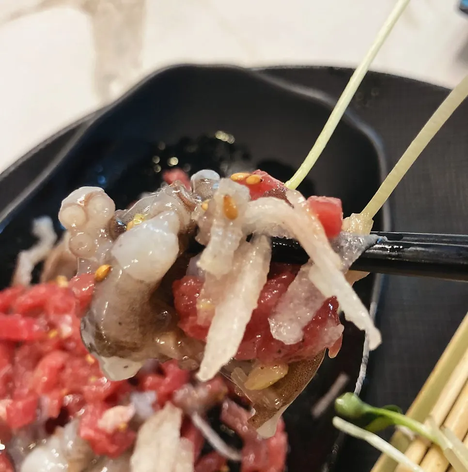 Live octopus and beef tartare tangtangi course
