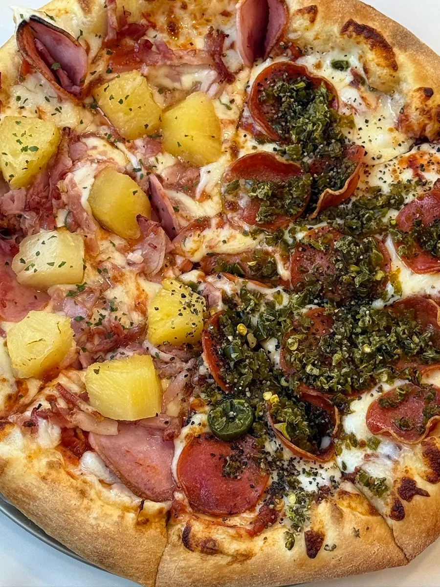Half-and-half R-size pizza with Hawaiian and spicy pepperoni
