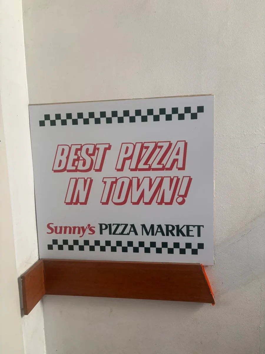 レトロな小物が置かれたサニーズ・ピザ・マーケットの店内