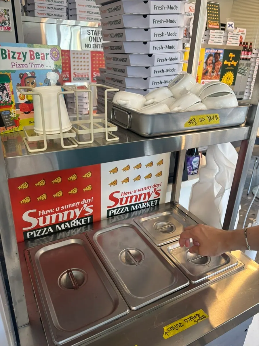 セルフバーに並んだソース容器と案内文