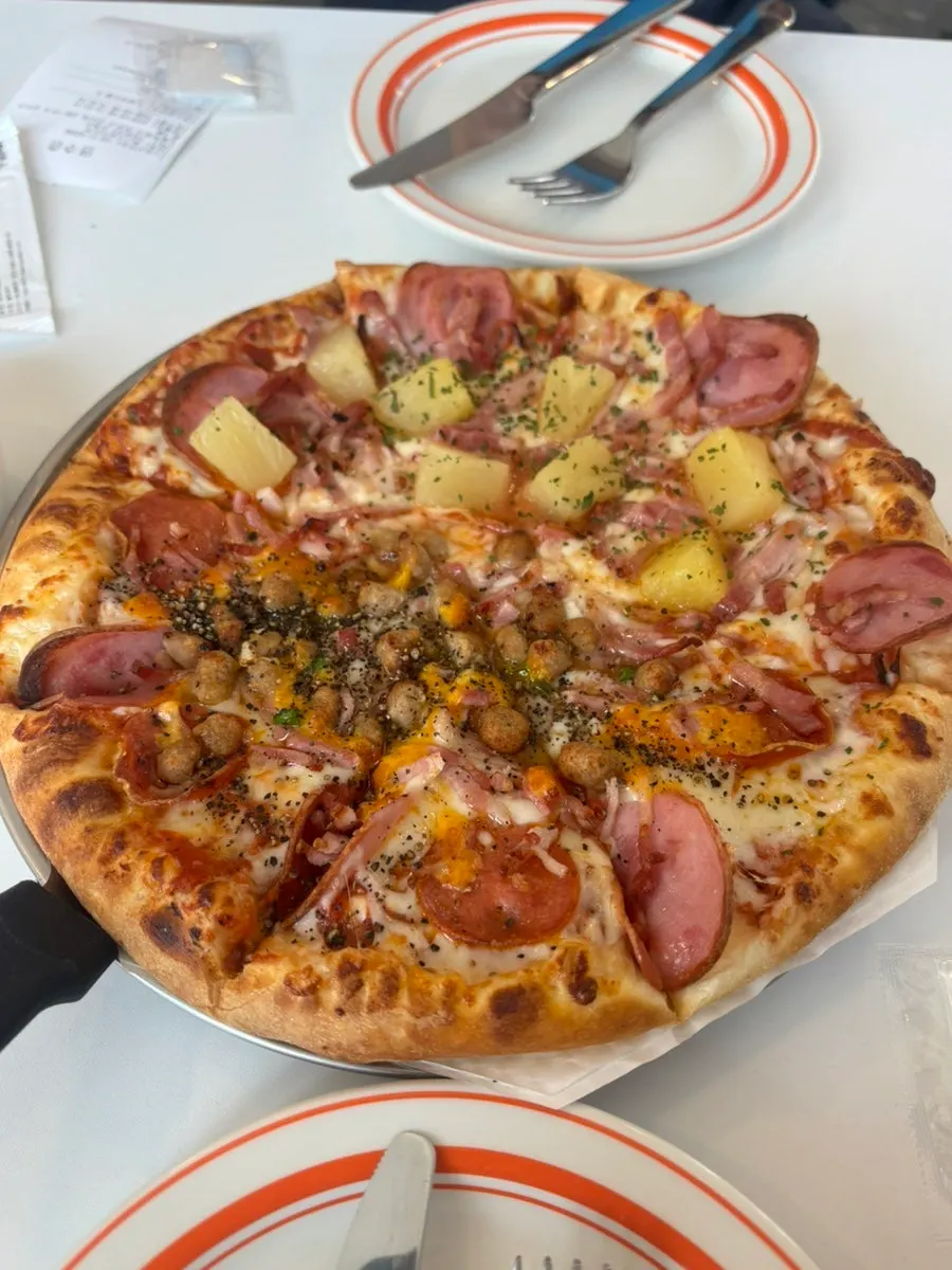 パイナップルハムと肉トッピングの半々ピザ
