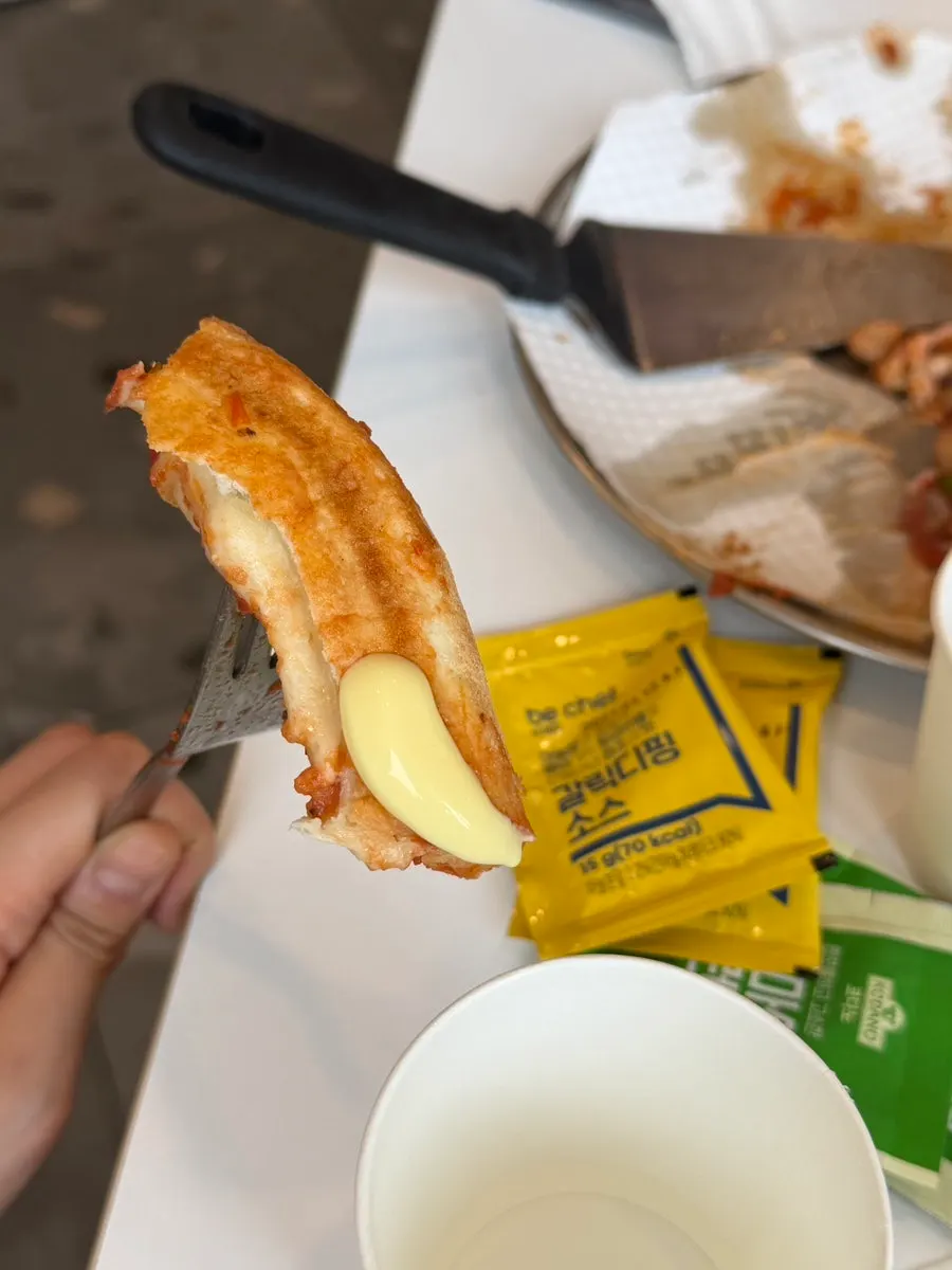 Cross-section of the cheese crust filled with cheese to the edge