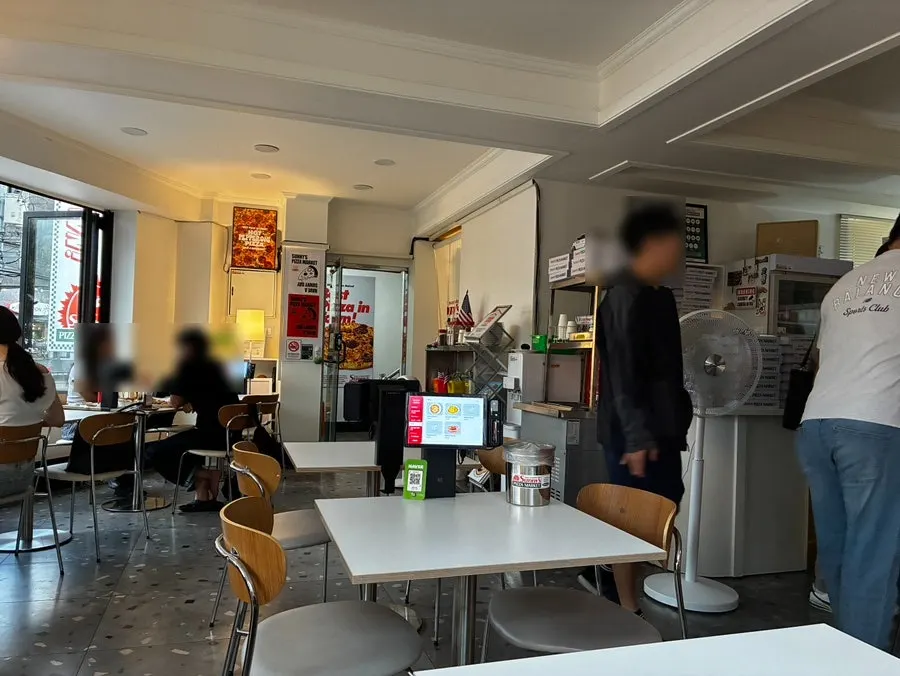 선선한 날 써니스피자마켓 창가 풍경