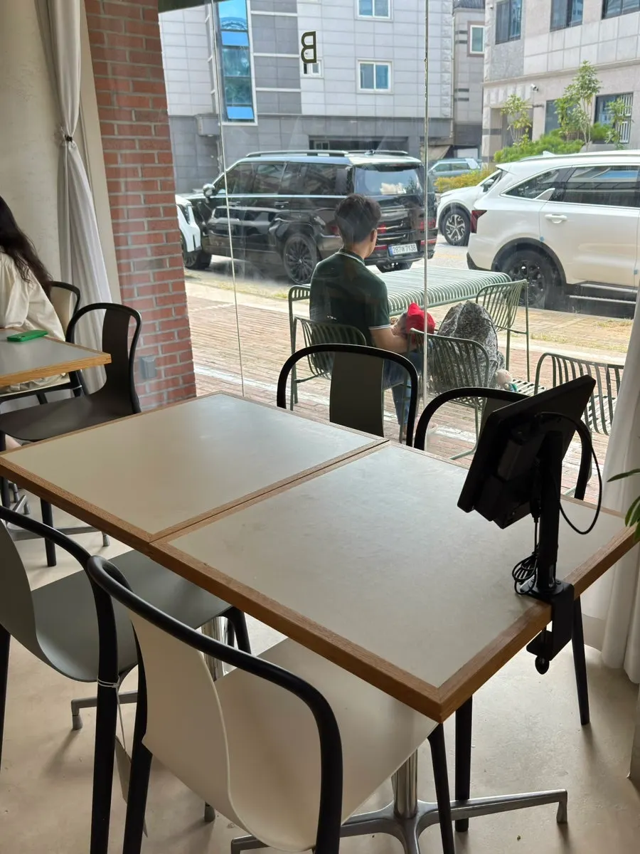입구 테라스 웨이팅 테이블