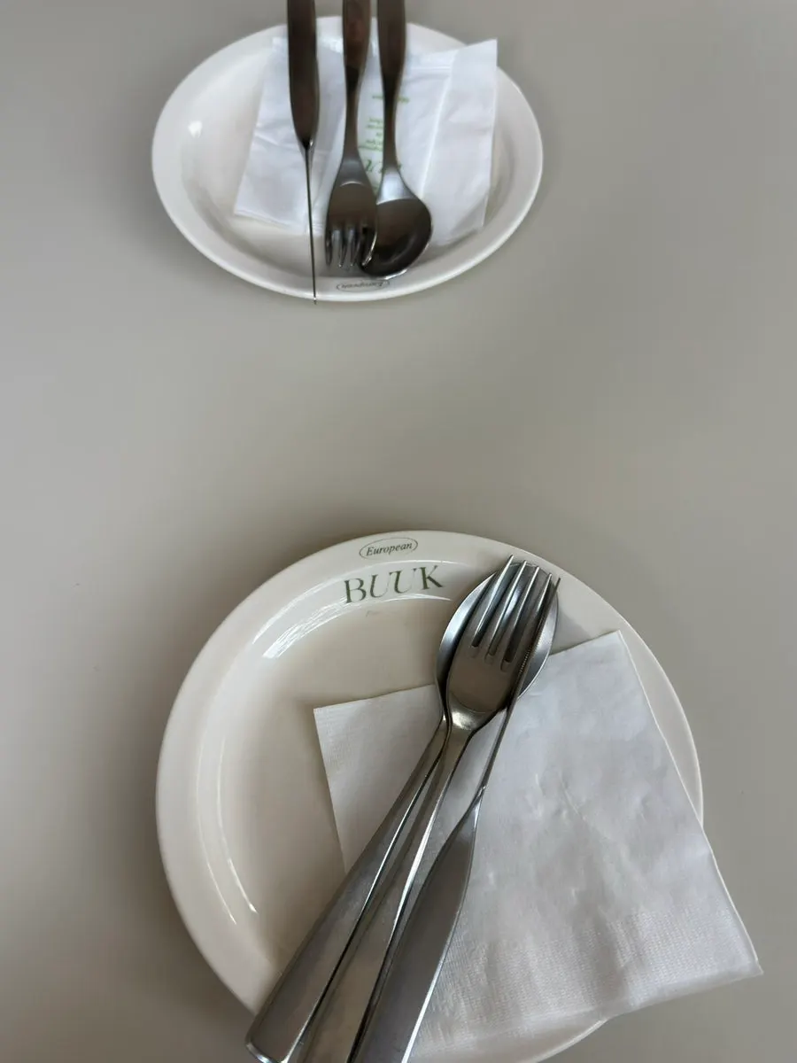 세팅이 끝난 테이블과 키오스크