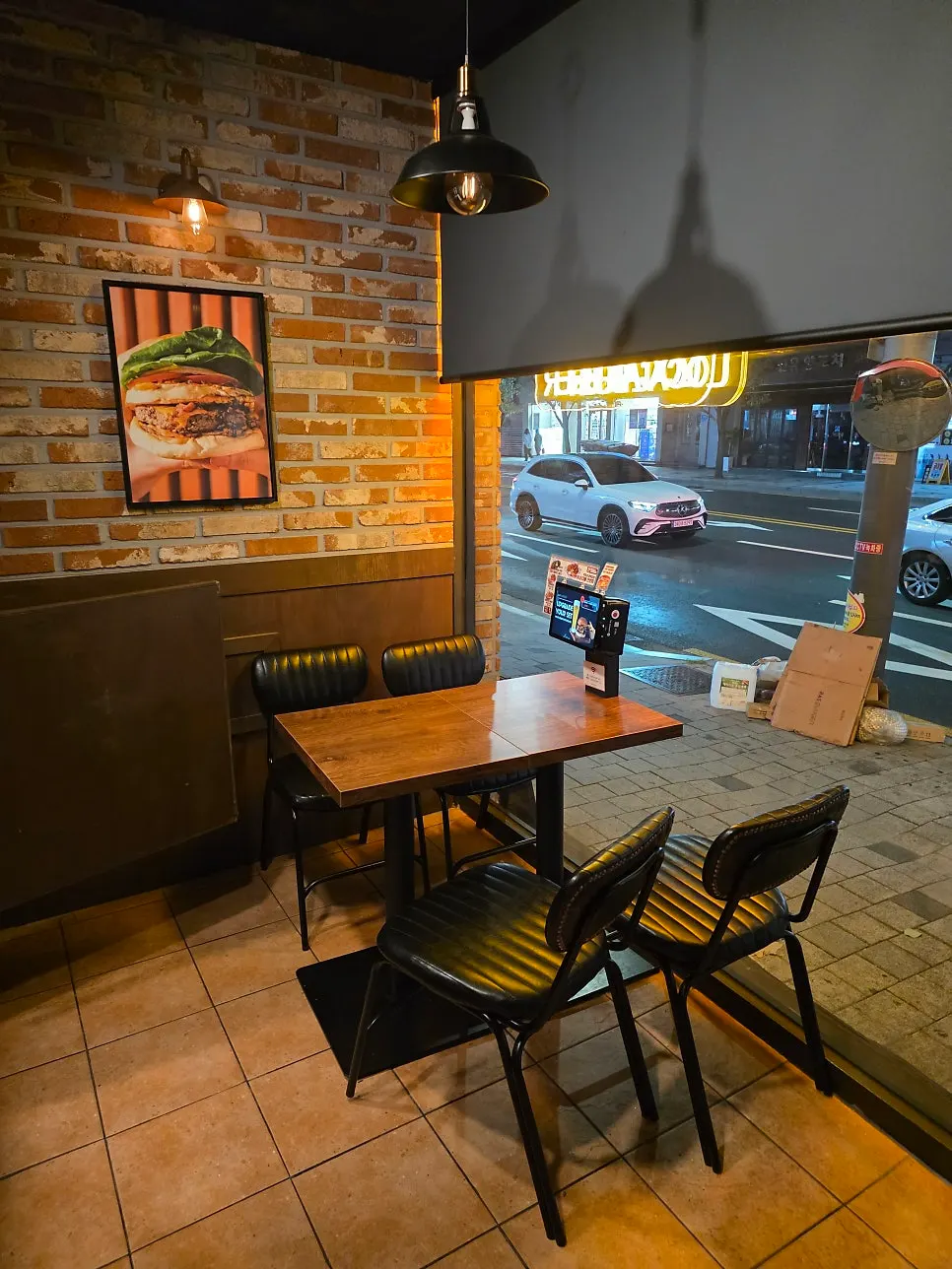 The table at BAS Burger Seonyudo after finishing the meal