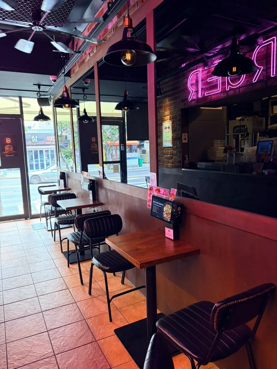 Entrance of BAS Burger Seonyudo