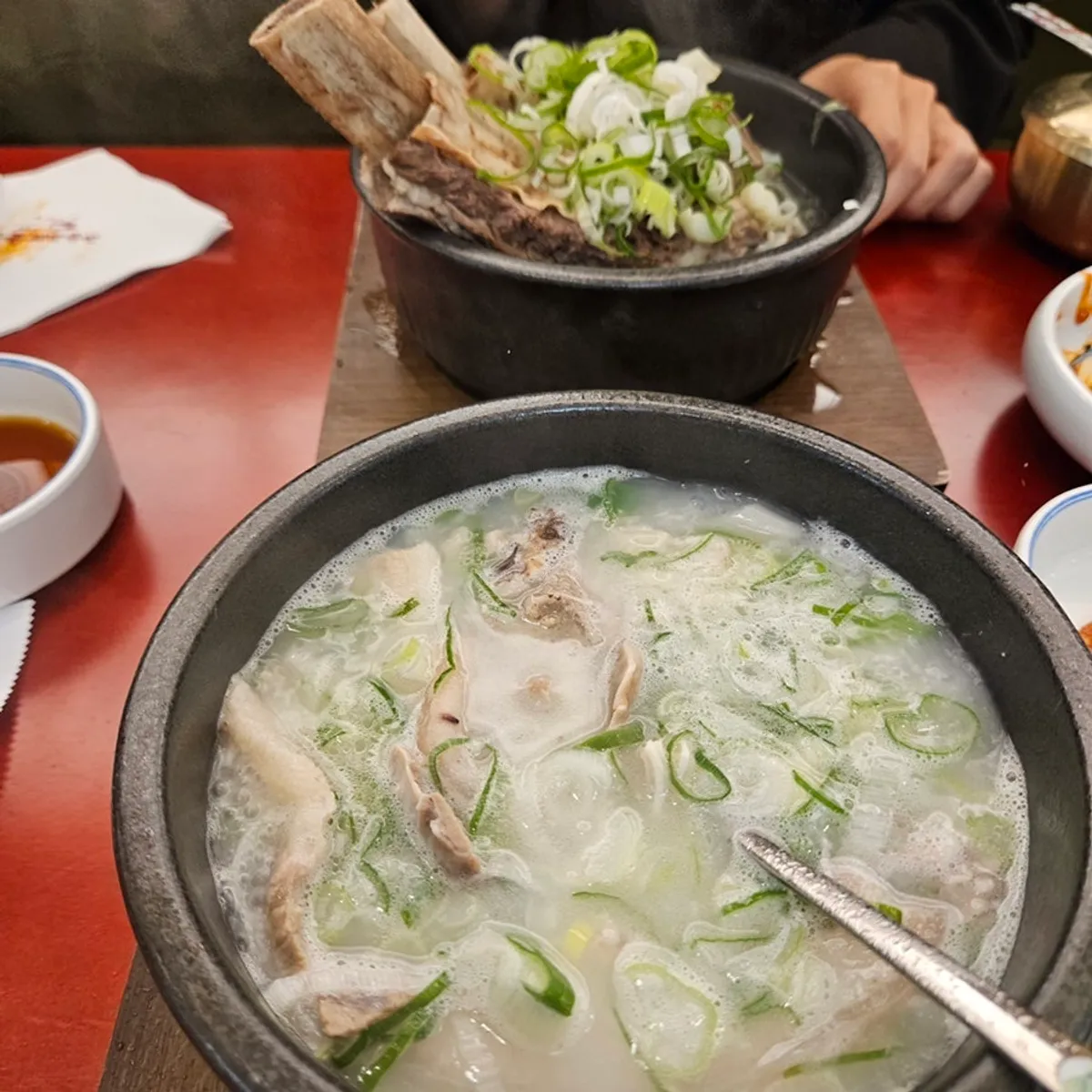 Table setting at Deundeun Haejanggukbap Seonyudo Station Branch