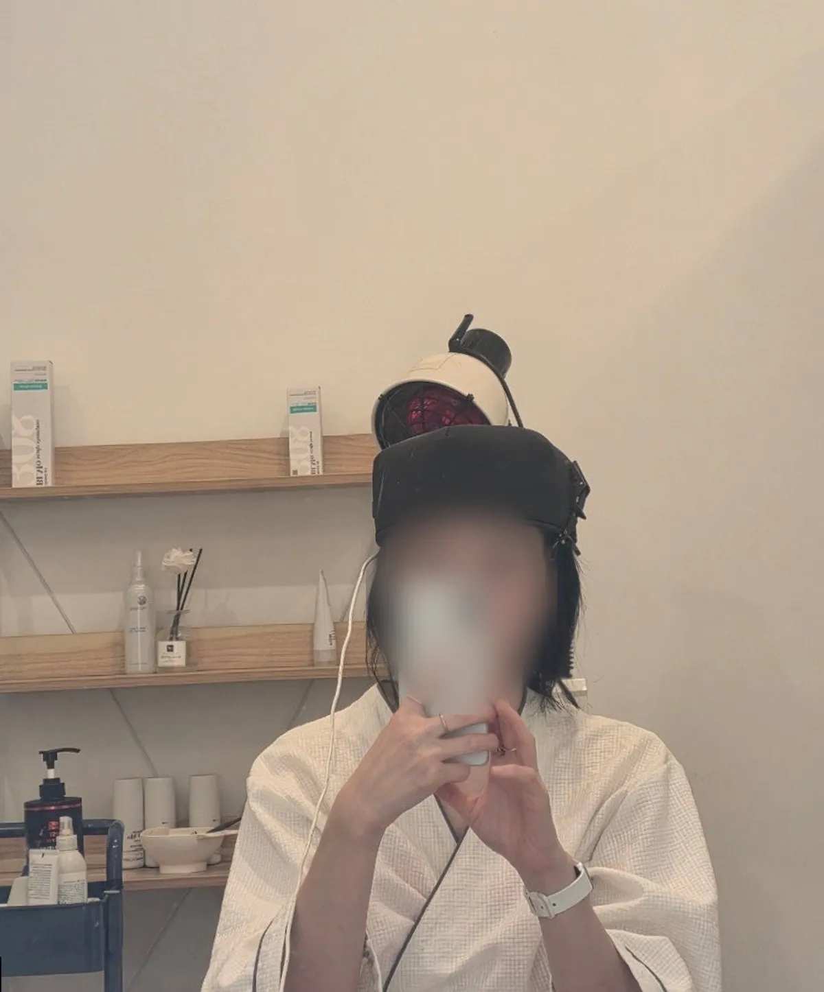 기기로 두피 앰플을 침투시키는 마무리 관리