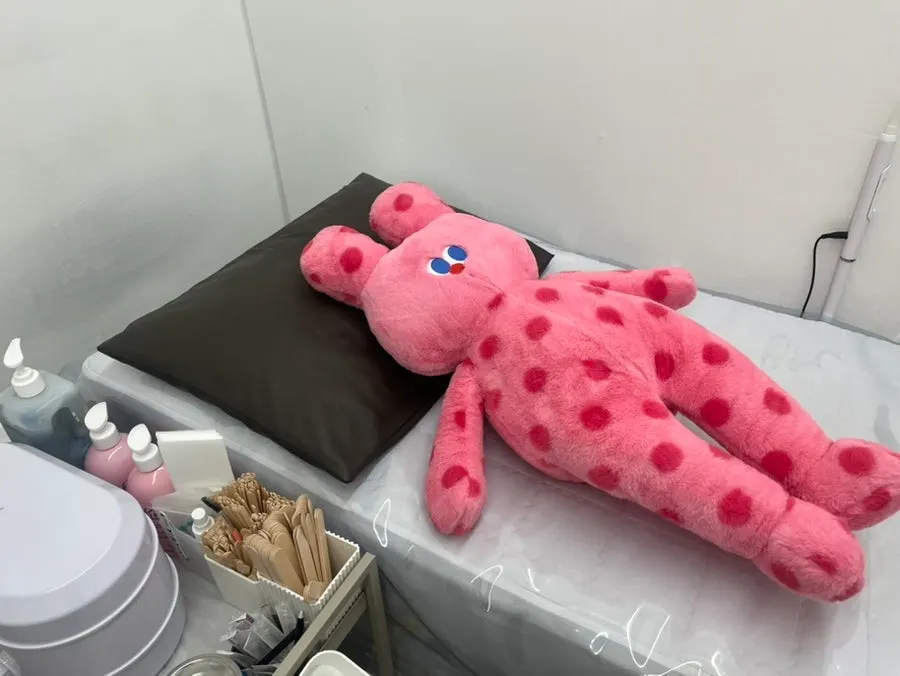왁싱 시술실에 놓인 큰 인형