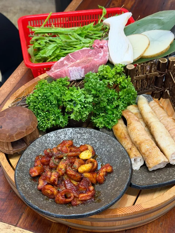 미나리와 함께 차려진 막창 상차림