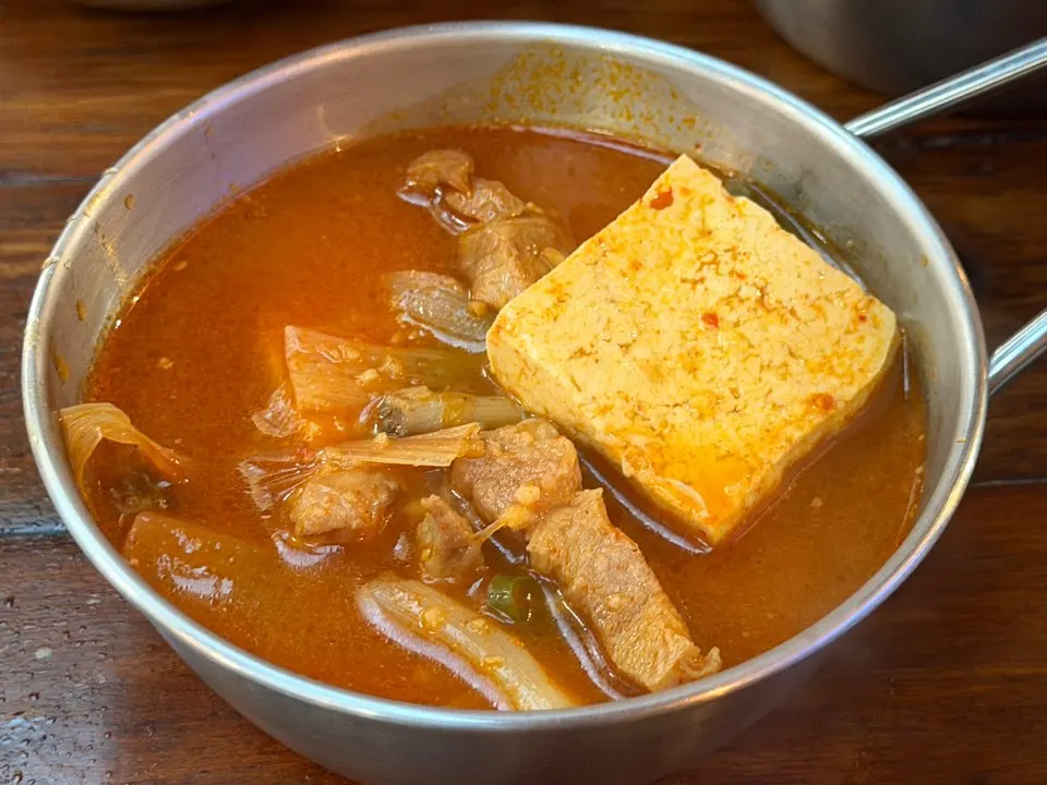 고기와 두부가 든 매콤한 돼지찌개 국물