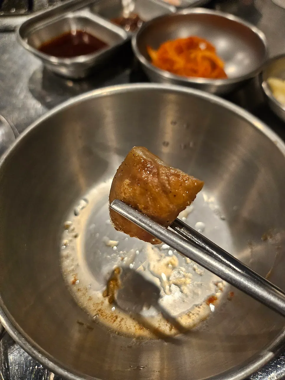 숯불에 먹기 좋게 구워진 이베리코 막창