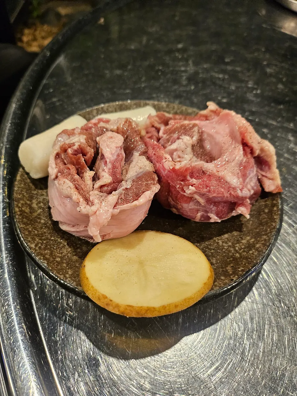 꽃처럼 담겨 나온 국내산 통갈매기살