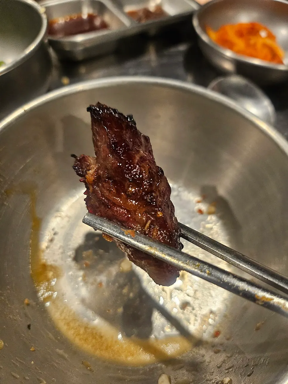 숯불에 구워지는 한우 마늘 범벅 양념 갈비살