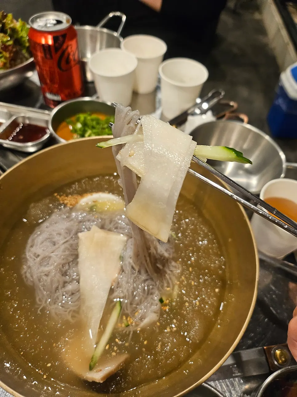 식초와 겨자를 넣어 비빈 함흥 물냉면