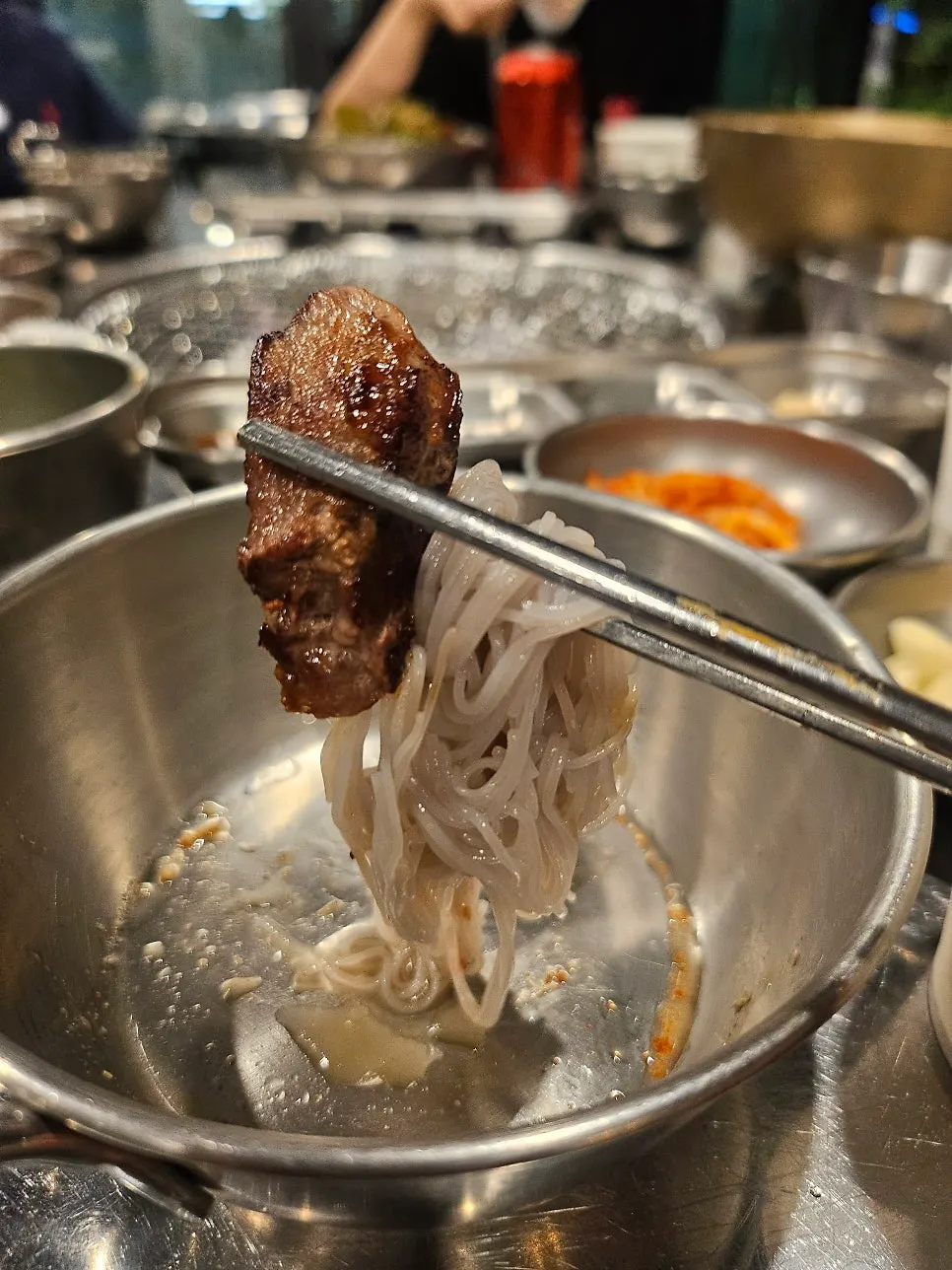 구운 고기와 함께 먹는 함흥 물냉면