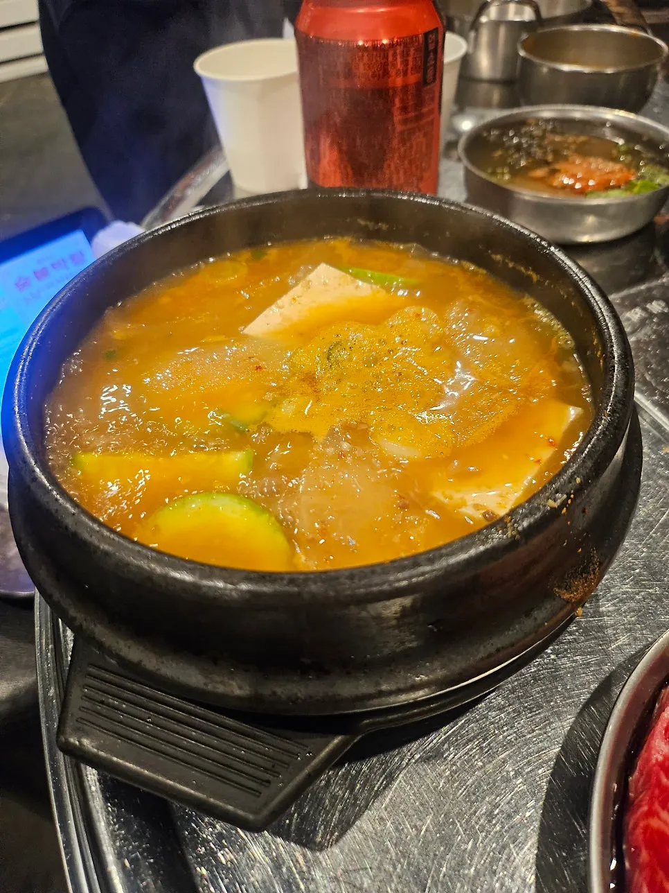 두부가 들어간 냉이 된장찌개 한 뚝배기